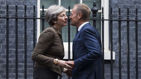 La primera ministra britnica, Theresa May, recibe al presidente del Consejo Europeo, Donald Tusk, en el nmero 10 de Downing Street en Londres.