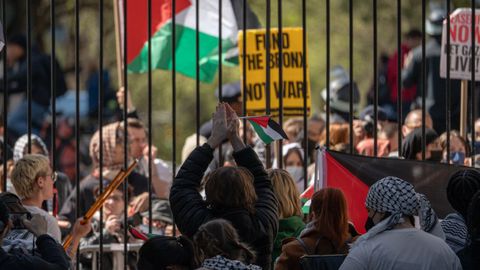 Estudiantes de la Universidad de Columbia, ayer, manifestndose en contra de la financiacin estadounidense a Israel.