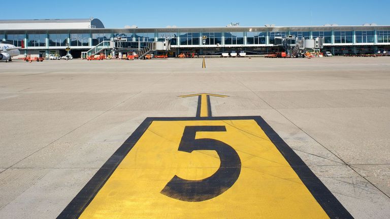 El aeropuerto de Vigo es elegido entre los mejores de Europa por la calidad de su servicio