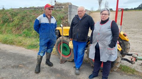 Vecinos del núcleo de O Tercio, en Paderne.