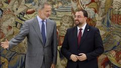 El rey Felipe VI recibe al presidente del principado de Asturias, Adrin Barbn, este lunes en el palacio de la Zarzuela en Madrid