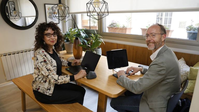 Rosa y Miguel, 25 años siendo pareja equipo: «Nuestros hijos vieron siempre que su padre se ocupa más de lo cotidiano y su madre de lo extraordinario»