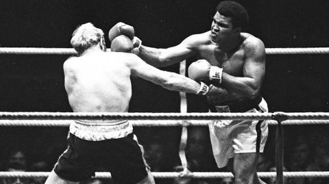 Mohamed Al golpea a Richard Dunn en una pelea en 1976. 