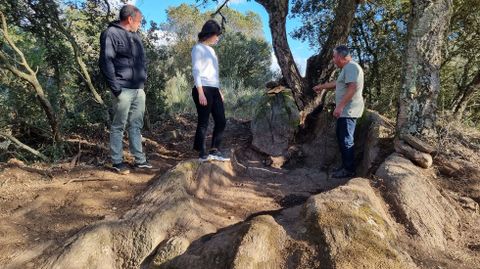 Pepe Fernández, dentro del lagar, explica el funcionamiento a la alcaldesa, Patricia Lamela y a Mario Yáñez, viticultor que lo descubrió