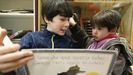 Imagen de archivo de dos niños de Ourense leyendo un cuento. En Galicia las campañas de lectura en los centros educativos se aplican con éxito desde hace quince años