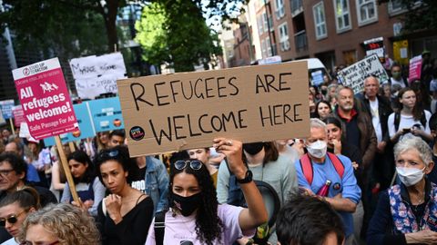 Manifestantes frente a la sede del Ministerio de Interior británico en Londres en protesta por la deportación de migrantes a Ruanda el pasado mes de junio