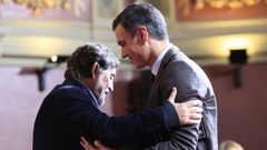 El poeta Luis García Montero, viudo de Almudena Grandes, abraza al presidente del Gobierno, Pedro Sánchez, durante el homenaje a la escritora.