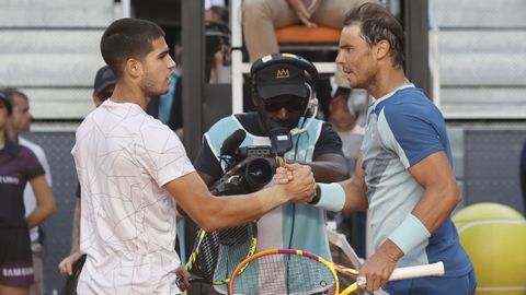 Carlos Alcaraz y Rafa Nadal se estrechan la mano tras el encuentro de cuartos de final del Mutua Madrid Open, celebrado el pasado mes de mayo.