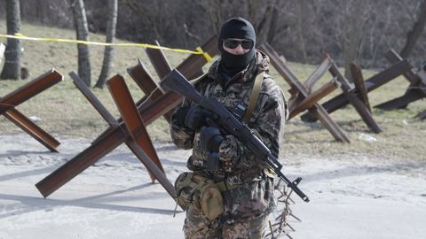 Soldado ucraniano cerca de Kiev