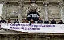 <span lang= es-es >Pontevedra, por el aborto libre</span>. El Gobierno municipal de Pontevedra, formado por BNG y PSOE, colg una pancarta a favor del aborto libre, como recoge la ley del 2010