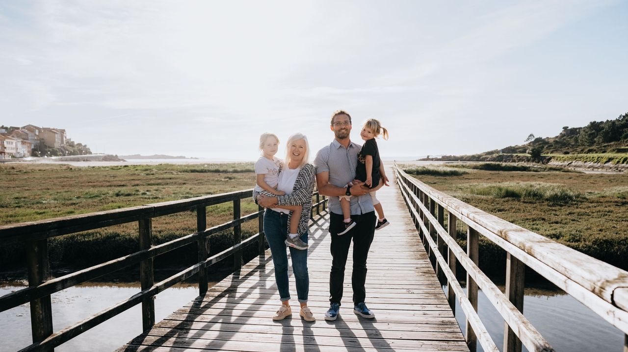 Los pueblos marineros ms bonitos de Galicia.Sam y Niki, junto a sus dos hijas en O Pindo. 