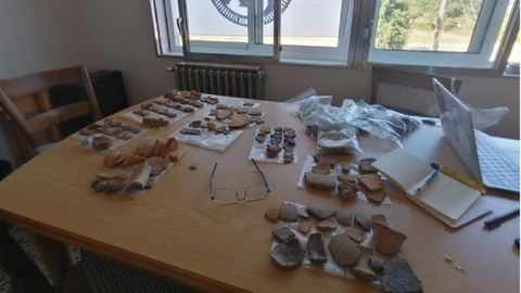 Una parte de los fragmentos de cermica encontrados en la necrpolis medieval de Cereixa durante el proceso de estudio y catalogacin de los materiales arqueolgicos, en el local social de la parroquia 