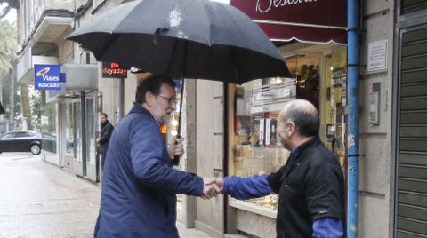 El poltico pontevedrs tuvo que protegerse de la lluvia que azotaba Galicia
