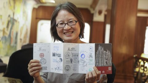 La escritora coreana Kim Nam Hee, con su credencial, tras completar el Camino Portugués.