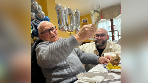 Guillermo brindando por su aniversario, junto a su nico nieto, Nolo