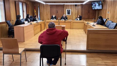 La acusada, sentada en el banquillo de la Audiencia Provincial de Lugo.