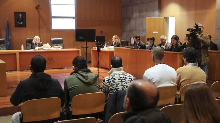 Los acusados por la muerte de una menor de 14 años en un descenso por el río Cares en julio de 2020 al inicio del juicio hoy en Oviedo. Los acusados se enfrentan a penas de cuatro años de cárcel y la inhabilitación para ejercer cualquier profesión relacionada con el turismo activo