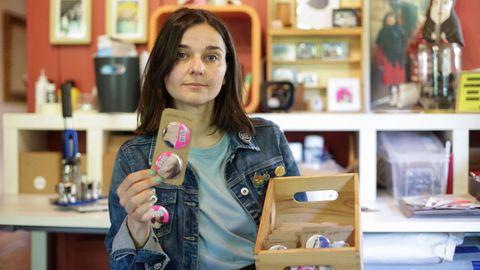Vanessa Abelairas se dedica profesionalmente a la creación de chapas artesanales desde 2019.