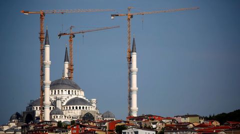Una nueva mezquita est en construcin en la colina de Camlica, en Estambul (Turqua).