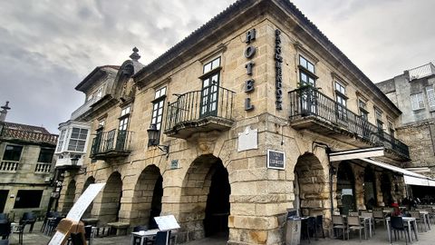 La Casa de Mendoza o del Deán, denominación relacionada con el deán Policarpo Mendoza. Fue construida a mediados del siglo XVIII, y hoy en día es un hotel. 