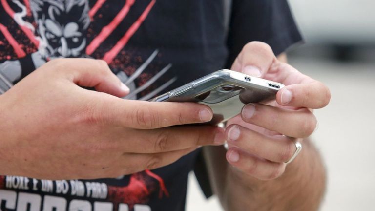 Detenido un ourensano por simular el robo de su móvil de alta gama para cobrar el seguro
