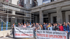 Concentraci�n de trabajadores de la mina de Vega de Rengos.