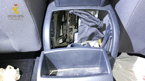 La Guardia Civil detiene a un conductor que llevaba droga escondida en la parte trasera de un cenicero del vehculo en el que circulaba.