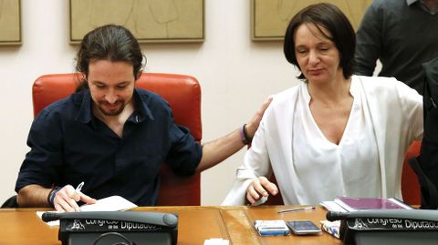 La gallega Carolina Bescansa, secretaria de Anlisis Poltico y Social de Podemos, junto al secretario general. 