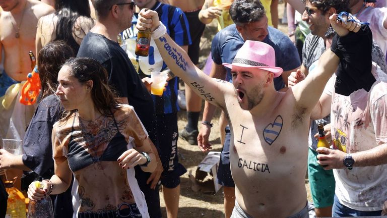 <span lang="gl">A Fraga tínguese de viño: «É a mellor festa do ano»</span>