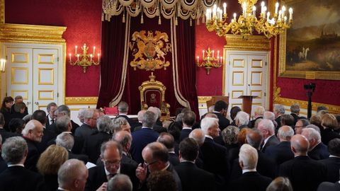 Los participantes en la proclamación de Carlos III esperan al monarca