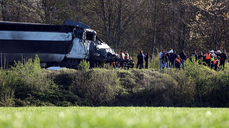 Al menos un muerto y trece heridos al chocar un tren de alta velocidad y un camión militar en Francia