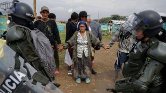 Habitantes intentan evitar el desalojo de una finca invadida por 1.500 familias, en Cali (Colombia).