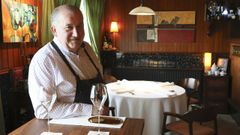 Con una única mesa cuenta el restaurante O Gaiteiro, de Cabanas. «Es para seis personas, pero yo la recomiendo para cuatro», comenta Suso Formoso, su propietario.