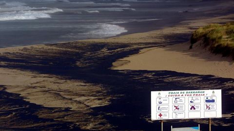 Playa de Barran, en Arteixo, cubierta por el fuel