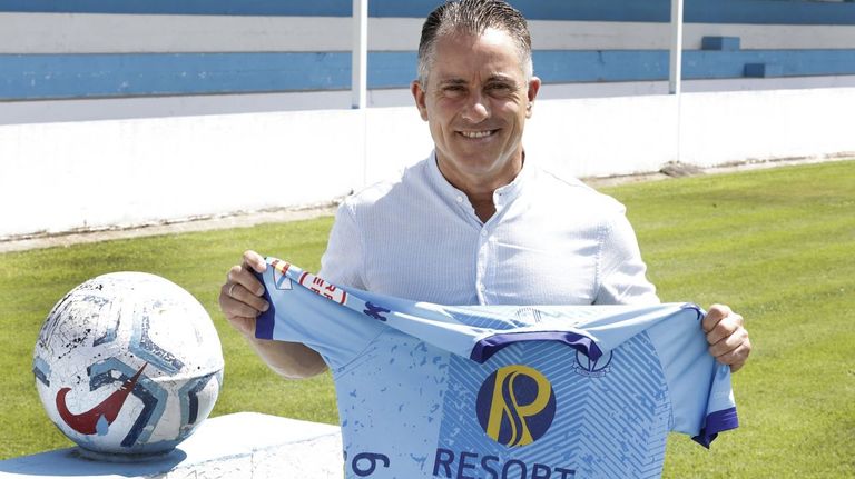 Alberto López, entrenador del Viveiro CF: «Con esta estructura no hay futuro, seguir en Tercera es un milagro»