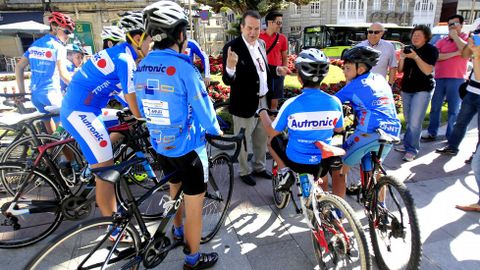 Das despus, Abel Caballero departi con un grupo de ciclistas en la Porta do Sol. El candidato socialista promete 40 bicicletas elctricas que se alquilarn en cuatro estaciones.