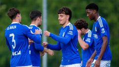Santi Migu�lez celebra uno de sus goles al Lenense junto a Maza y Sidi