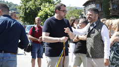 El presidente del Principado de Asturias, Adri�n Barb�n, y el alcalde de Bimenes, Aitor Garc�,a durante la celebraci�n de la la XXX Fiesta de la Oficialid� de la Llingua Asturiana que organiza el Ayuntamiento de Bimenes.