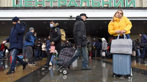 Gente esperando en la estación de ferrocarril de Kiev