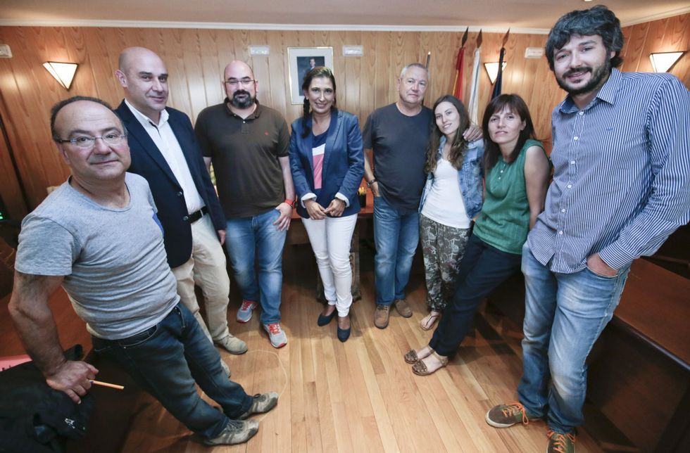 Benjam�n Escontrela rodea a Silvia V�zquez con el brazo en la presentaci�n del gobierno. 
