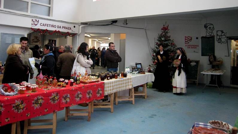 Celebraci�n en O Rosal tras repartir el Gordo.El mercado tradicional de Sarria cont� con una notable afluencia de gente durante todo el d�a