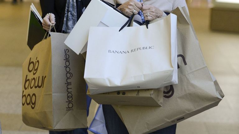 Las familias se endeudan al mayor ritmo en seis años para sostener el bum del consumo