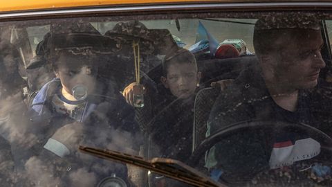 Una familia procedente de Jersón, tras su llegada a un punto de evacuación de Zaporiyia