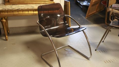 Esta silla francesa de acero tubular de plexigls malva de Yves Christin tambin se alquil para la sesin de Zara Woman