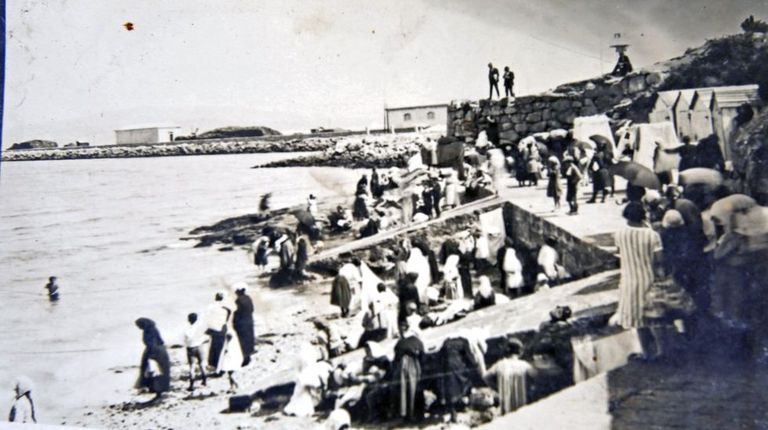 Carreiro das Mulleres, en Marín, una playa que desapareció al hacerse las obras de la Escuela Naval