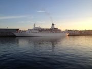 El �Discovery�, atracado en el muelle de Trasatl�nticos