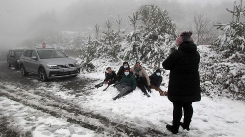 Una familia de Monforte se saca una foto en la nieve que cubra este mircoles el Alto do Boi