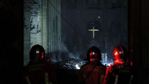 Unos bomberos dentro de la Catedral de Notre Dame