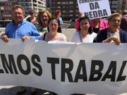 El empresario y los trabajadores del Bazar Guay, reabierto en A Pedra, concentrados ante los juzgados 