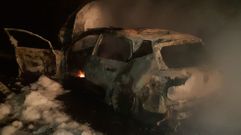 El coche, que ardi en una cuneta de la AC-444 en Paredes (A Baa), acab totalmente calcinado